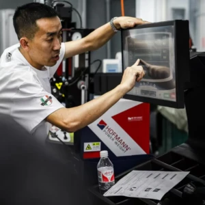 Transparency in motion — Our engineers walk customers through dynamic balancing settings to ensure full confidence before delivery. AEGIS RIM engineer explaining dynamic balancing machine settings to customer before shipment.
